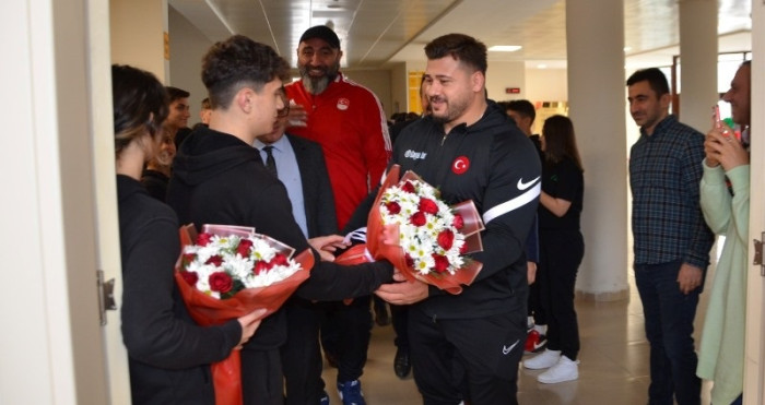 MİLLİ GÜREŞÇİ Rıza KAYAALP' RİZE GÜNEYSU SPOR LİSESİNDE