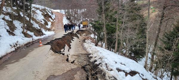 Trabzon’da heyelan; asfalt yol çöktü