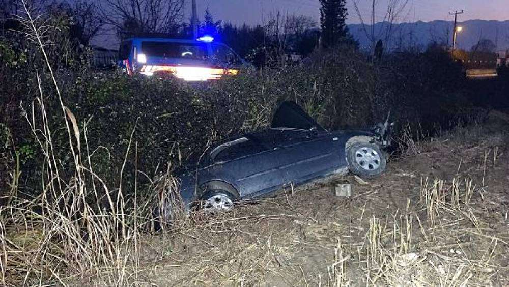 Otomobil tarlaya u&ccedil;tu: 3 yaralı