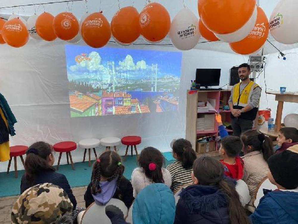 Depremzede çocuklar için sinema çadırı kuruldu