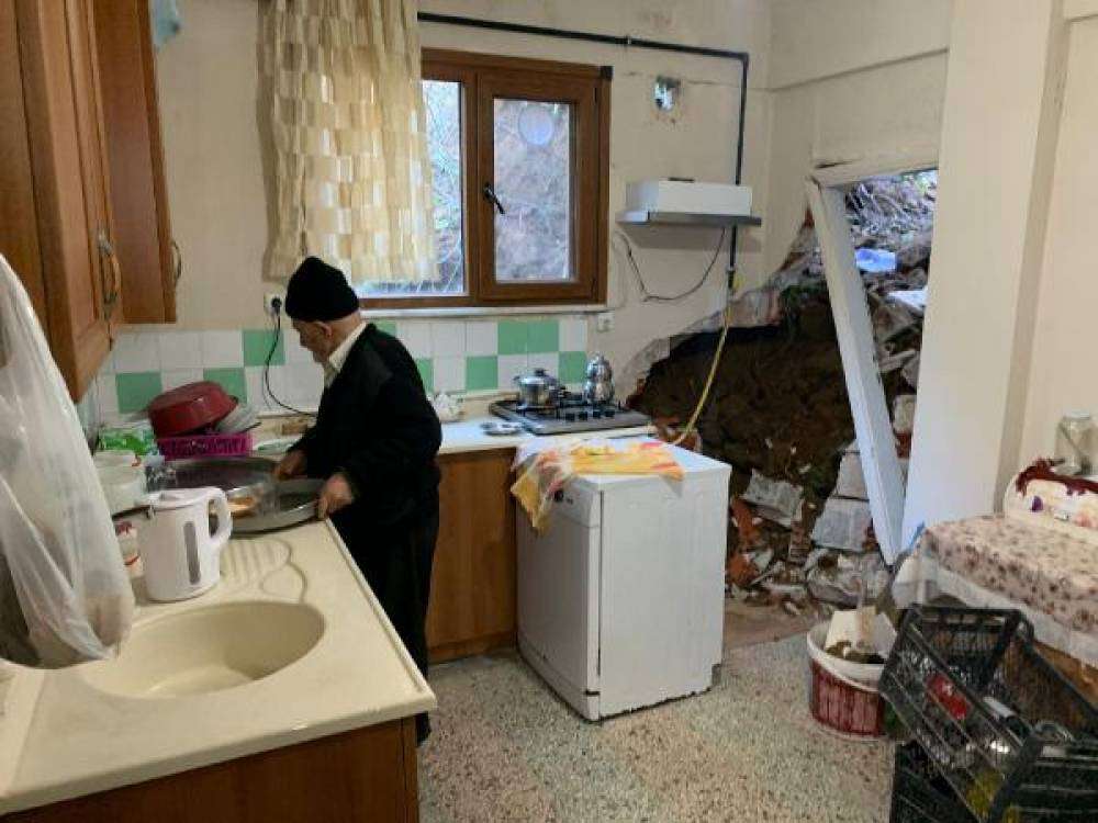 Rize'de heyelan; toprak ve kayalar mutfak duvarını yıktı