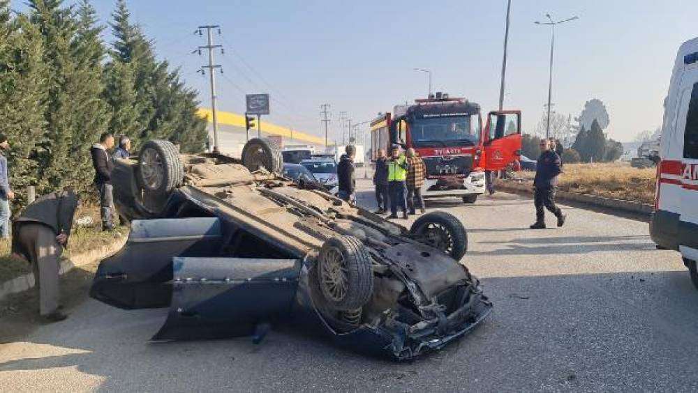Takla atan otomobildeki s&uuml;r&uuml;c&uuml; ile annesi yaralandı