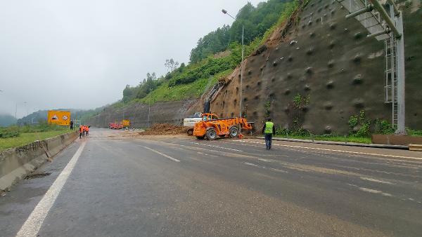 Bolu Dağı'nda toprak kayması; İstanbul yönü ulaşıma kapandı