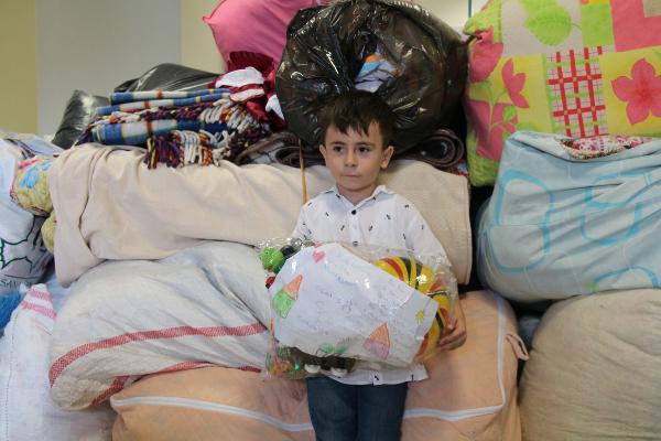 5 yaşındaki Mustafa, yangın bölgesindeki çocuklara oyuncaklarını gönderdi
