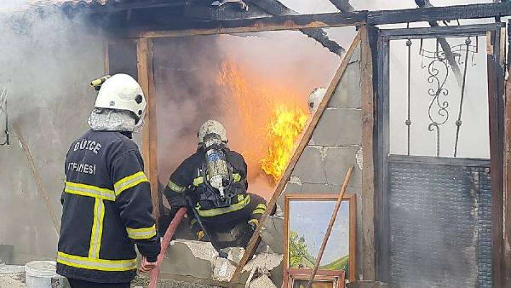 Sobadan sı&ccedil;rayan kıvılcımlar prefabrik evi yaktı