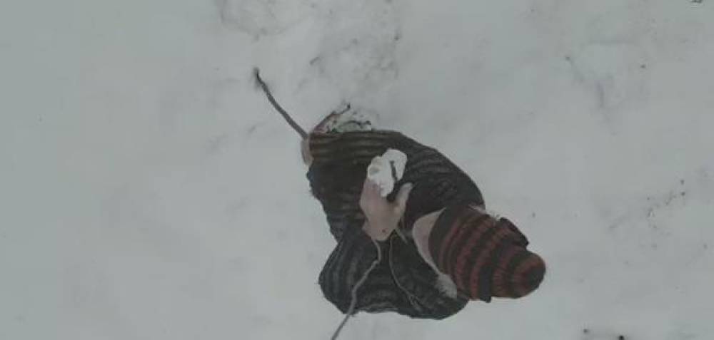 Kardan yolları kapanıp, telefon şarjı biten çifte dronla pil desteği