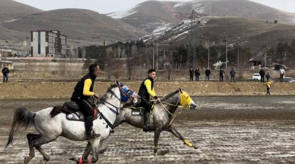 Bayburt'ta depremzede çocuklar cirit  yarışı izledi, atlara bindi 