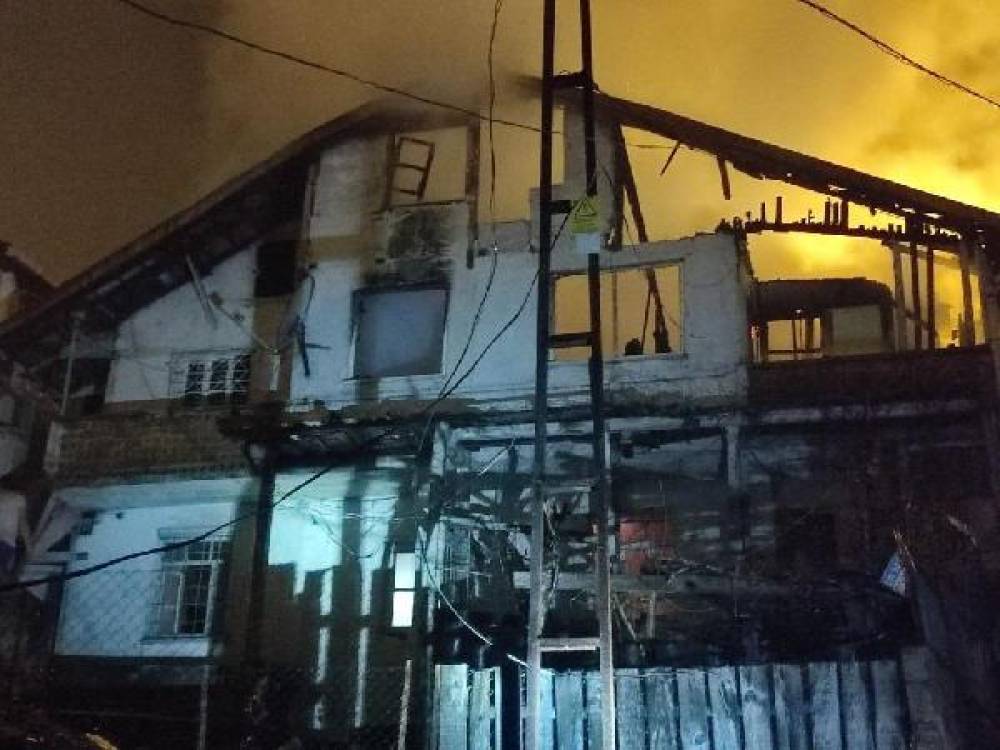 2 katlı evin çatı katı yandı  