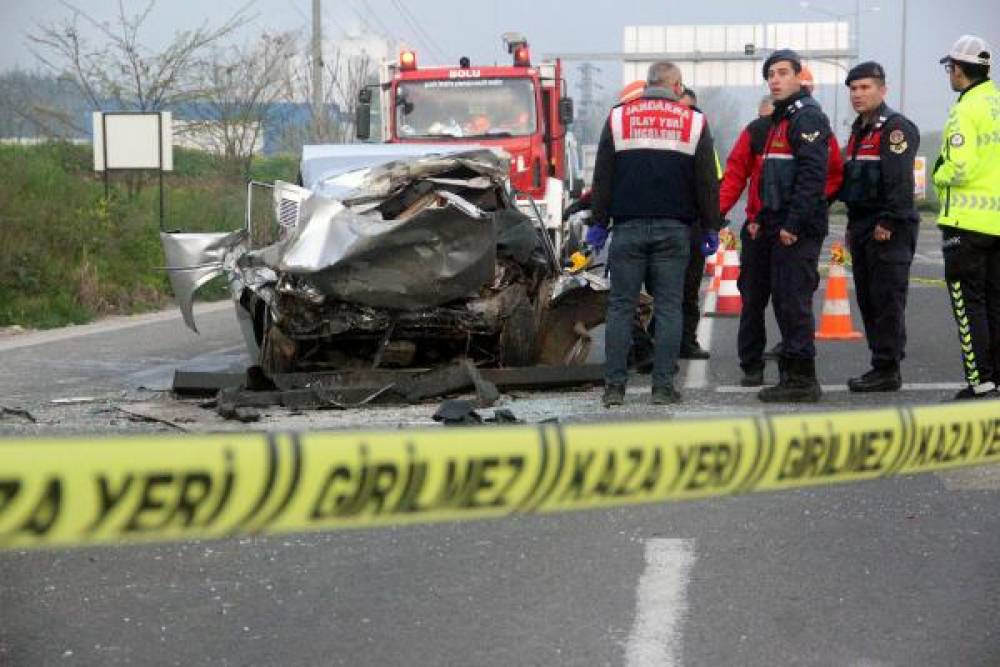 Bolu'da TIR'a arkadan çarpan otomobilin sürücüsü öldü