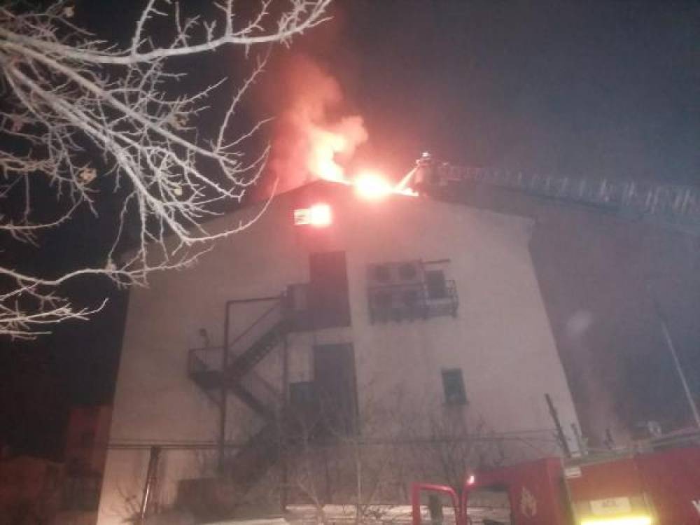 Yusufeli’nde çatı yangını paniğe neden oldu