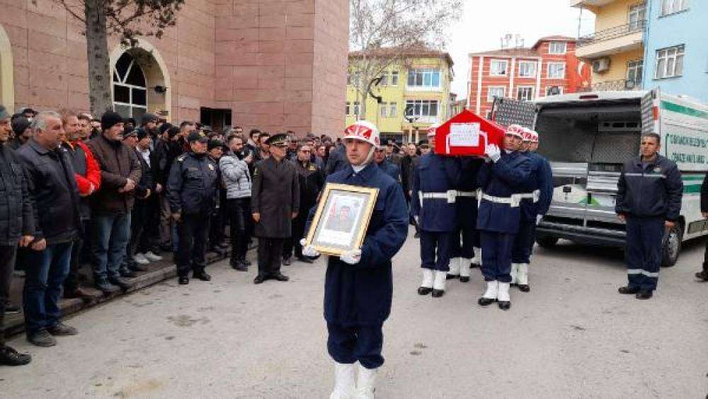 Deprem şehidi Piyade Er S&uuml;mb&uuml;l,  toprağa verildi