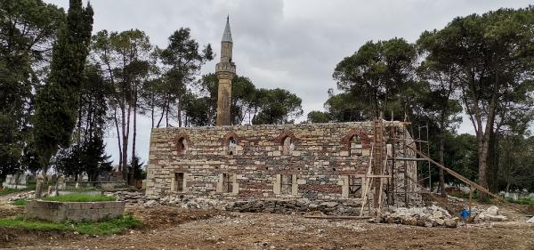 Restorasyonda yeni bulgulara ulaşılan tarihi camide kazı