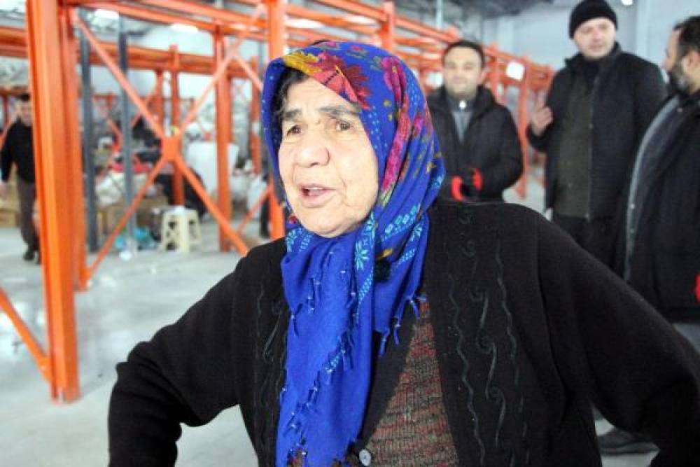 &Ouml;rd&uuml;ğ&uuml; atkı, yelek ve patikleri depremzedelere yolladı