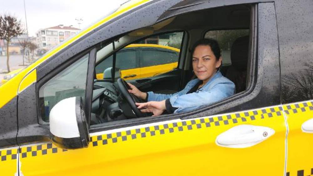 Havva, 2 kızına bakabilmek için taksi şoförlüğü yapıyor