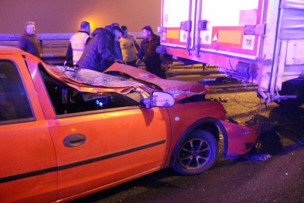 Anadolu Otoyolu'nda TIR'a çarpan otomobildeki 4 kişi yaralandı; İstanbul yönü ulaşıma kapandı