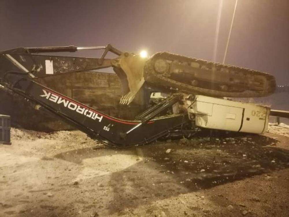 Ekskavat&ouml;r y&uuml;kl&uuml; TIR deprem b&ouml;lgesine giderken devrildi