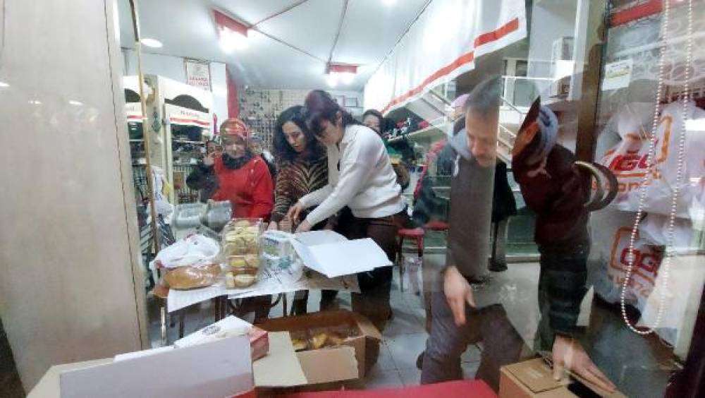 Esnaf kadınlar, yaptıkları kek ve b&ouml;rekleri deprem b&ouml;lgesine g&ouml;nderdi