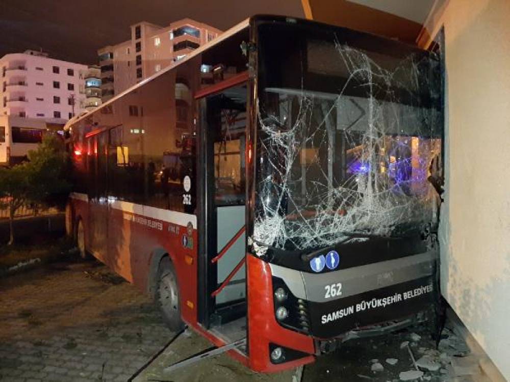 Samsun’da halk otobüsü ile minibüs çarpıştı: 1 yaralı