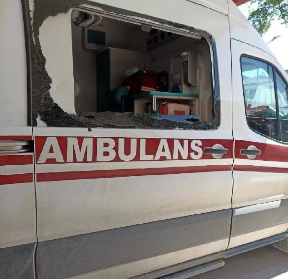 Çekiçle sağlık ekiplerine saldırıp, ambulansın camını kırdı