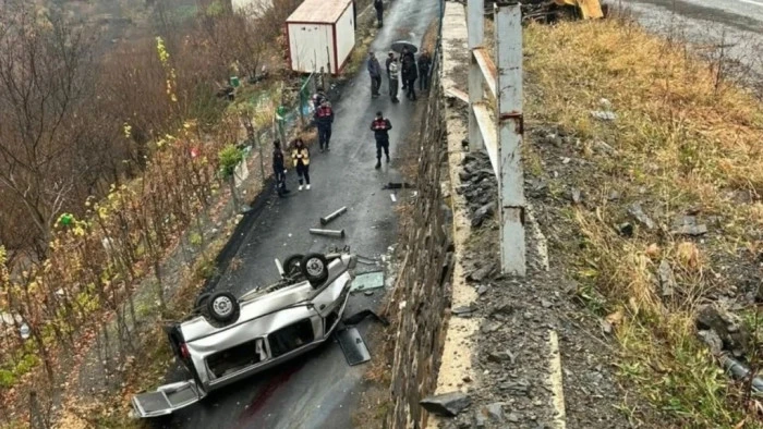 10  METRE Y&Uuml;KSEKTEN D&Uuml;ŞEN ARA&Ccedil;TA 2 KİŞİ HAYATINI KAYBETTİ