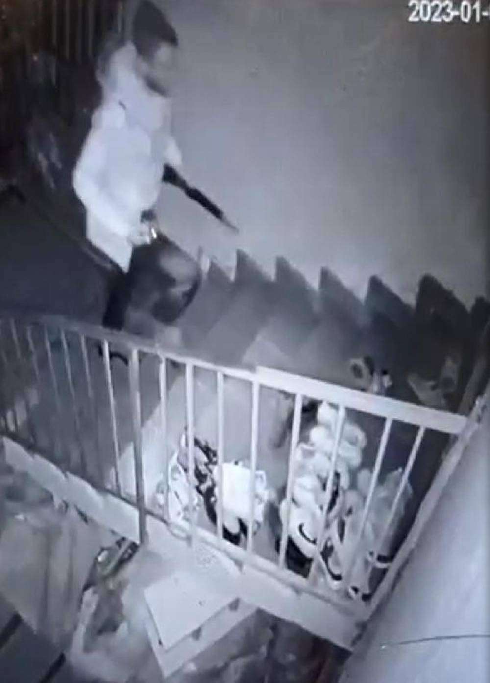 Evin kapısını kırıp t&uuml;feği ateşledi; kayınbabası ve kayınvalidesi yaralı