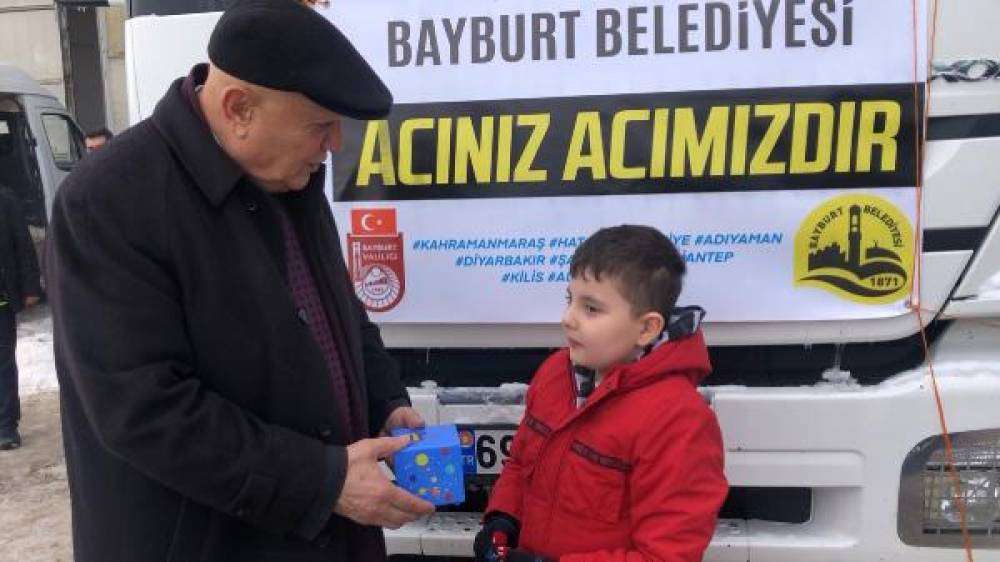 Kumbarasındaki paraları depremzedeler i&ccedil;in belediye başkanına teslim etti 