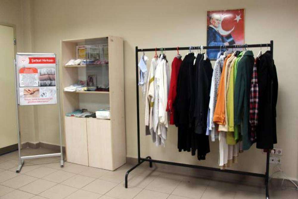 Acil hastalara bağışlanan kıyafetler veriliyor