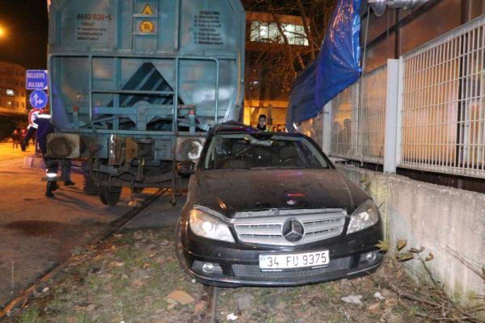 Otomobil ters y&ouml;ne girince trenle &ccedil;arpıştı; anne ve oğlu yaralandı
