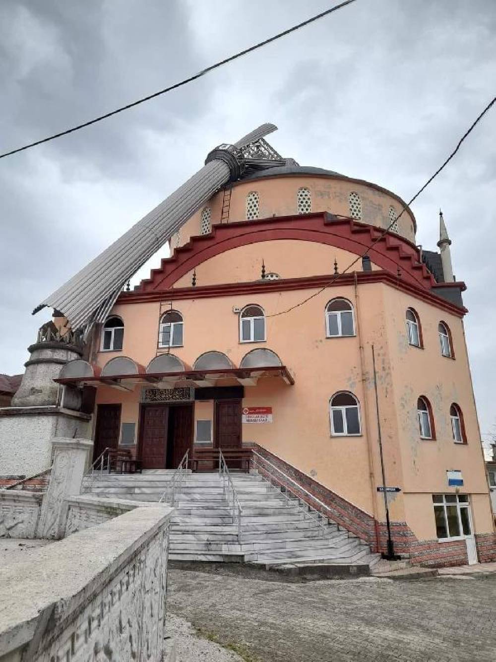 Zonguldak’ta şiddetli rüzgardan caminin minaresi devrildi