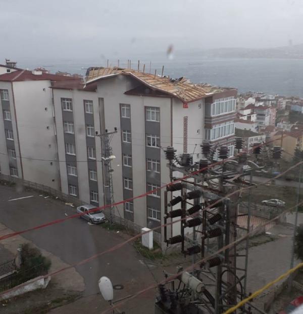 Sinop'ta kuvvetli rüzgarda çatı uçtu; motosiklet ve elektrikli bisiklet kullanımı yasaklandı