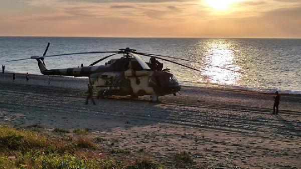 Azerbaycan askeri helikopterinin Giresun'da sahile zorunlu inişi kamerada