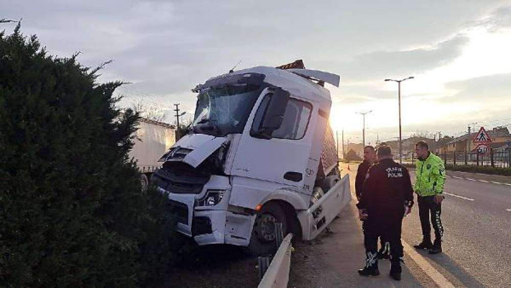 Ref&uuml;jde trafik tabelasına &ccedil;arpan TIR&rsquo;ın s&uuml;r&uuml;c&uuml;s&uuml; ka&ccedil;tı
