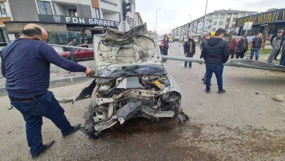 Aydınlatma direğine &ccedil;arpan otomobil takla attı: 1 yaralı