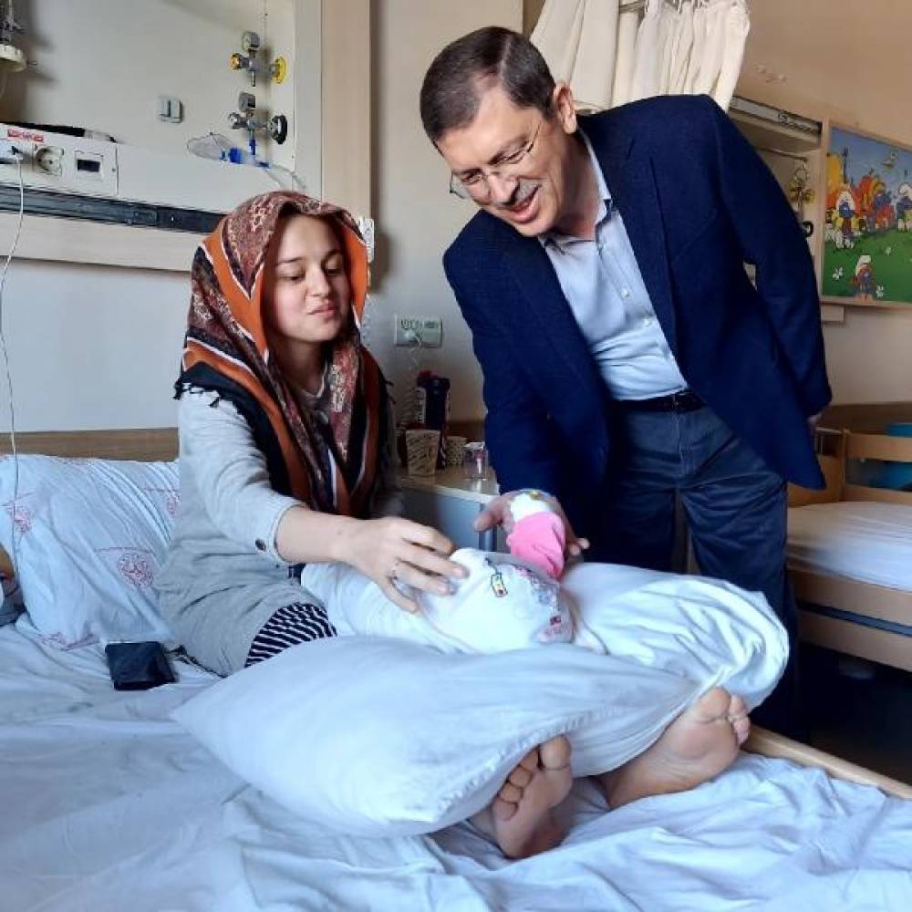 AK Parti Tokat Milletvekili Arslan, hastanede yatan depremzedeleri ziyaret etti