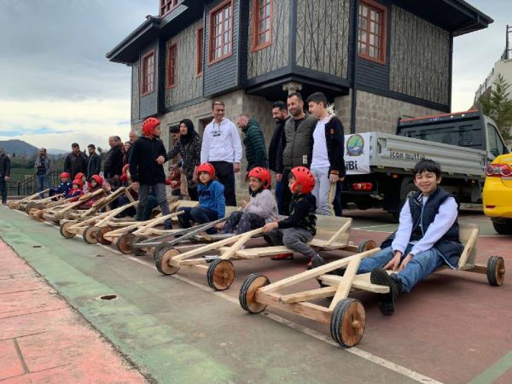 Rize'de depremzede çocuklara 'Formulaz tahta araba'lı moral 