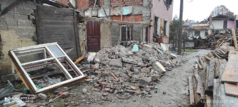 Kentsel dönüşüm yıkımında bina duvarı çöktü: 2 yaralı