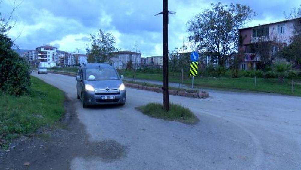 Samsun&rsquo;da yol ortasında elektrik direği