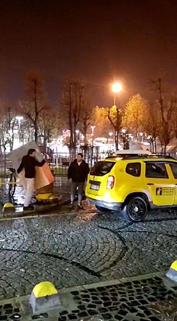 Depremzedelere verilen yardım malzemelerini taksiyle g&ouml;t&uuml;rd&uuml;ler