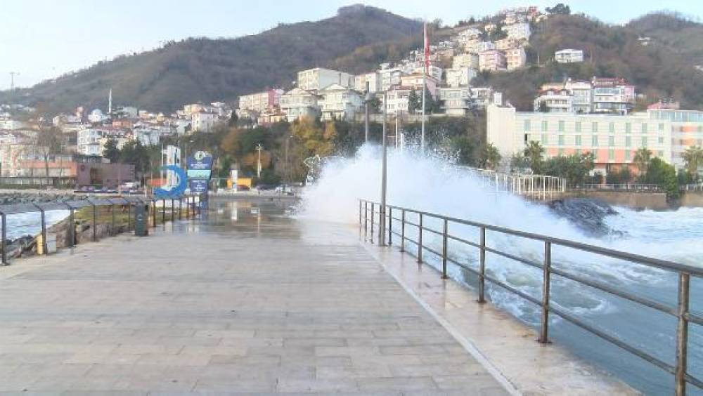 Karadeniz'de  sahile vuran 5 metreyi bulan dalgalar hasara yol açtı