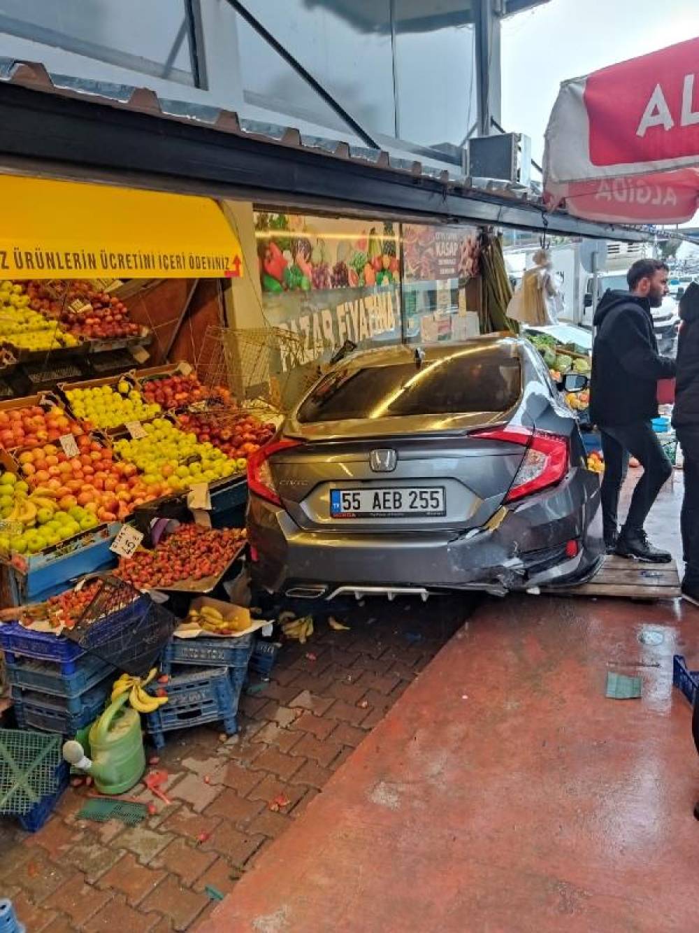 Samsun'da meydana gelen kazada, otomobil markete girdi