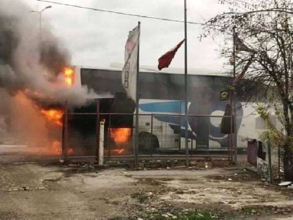 Otob&uuml;s&uuml;n motoru alev alev yandı