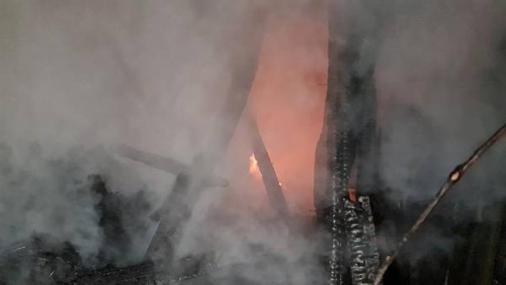 Samanlıkta çıkan yangın eve de sıçradı, çatıdan düşen itfaiyeci yaralandı