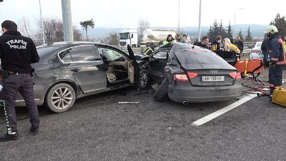 Kazada G&uuml;rc&uuml; s&uuml;r&uuml;c&uuml; ile annesi yaralandı, eşi ve bebeği yara almadı
