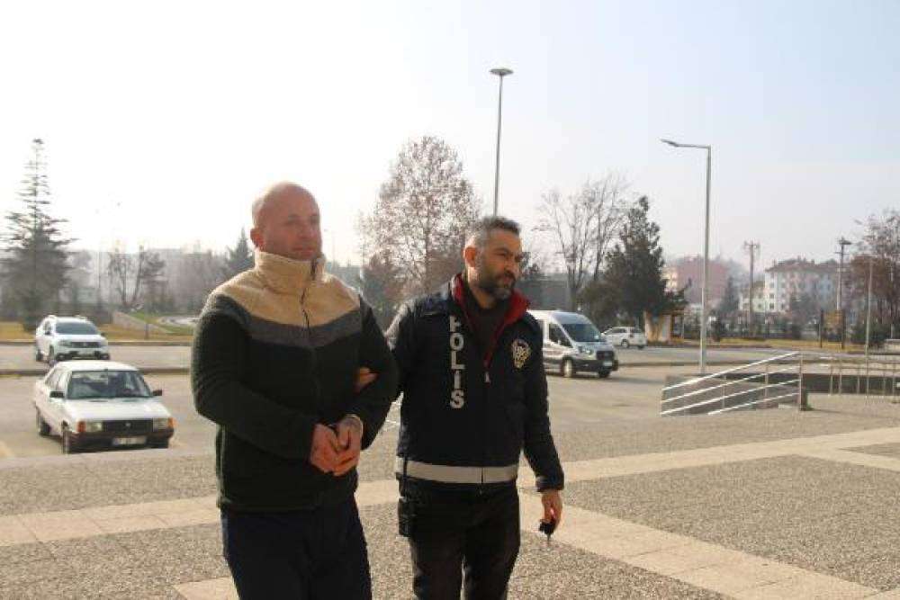 'Parayı havale yolu ile g&ouml;ndereceğim' dedi, 81 koyunu araca y&uuml;kleyip ka&ccedil;tı