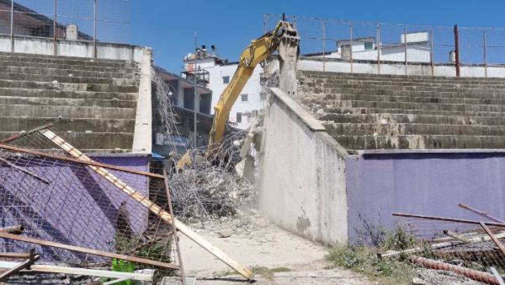 Ordu’da 'millet bahçesi' olacak stadın yıkımına başlandı