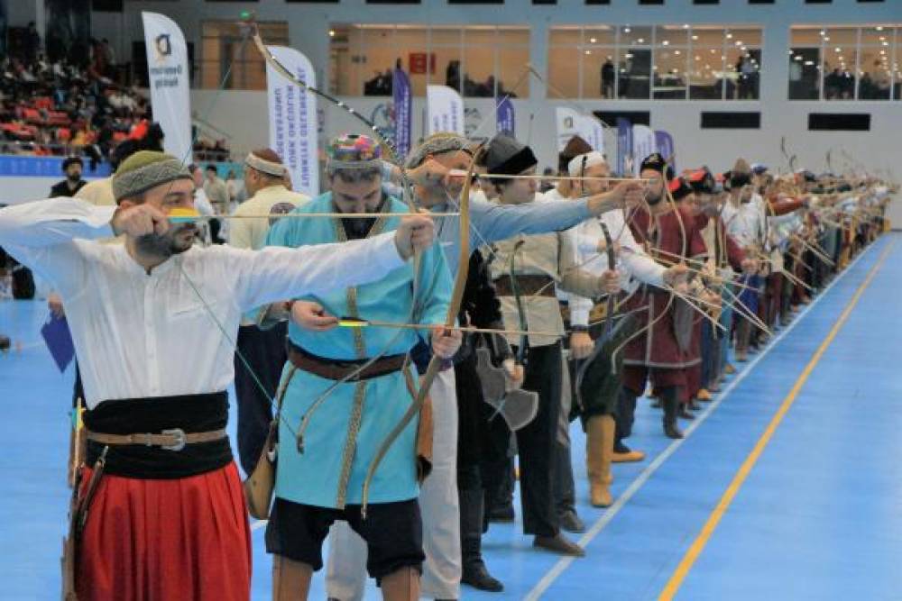 Geleneksel Türk Okçuluk Salon Türkiye Şampiyonası'nda sıralama atışları yapıldı