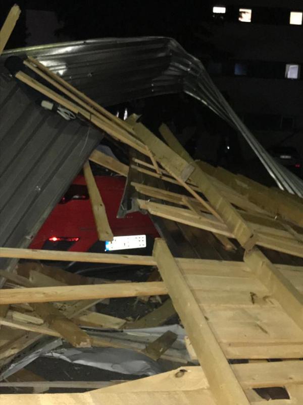Trabzon'da fırtına çatıları uçurdu, otomobiller hasar gördü, elektrikler kesildi