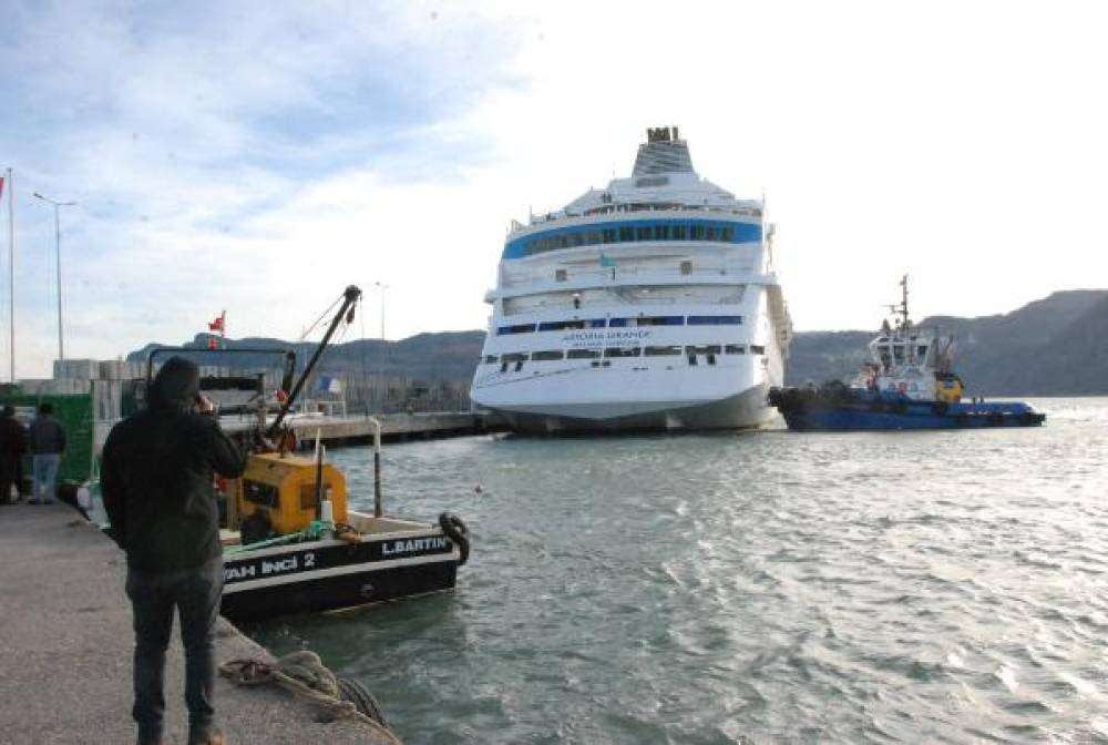 Amasra'da usturma&ccedil;alara &ccedil;arpan kruvaziyer, Ordu'ya gidecek