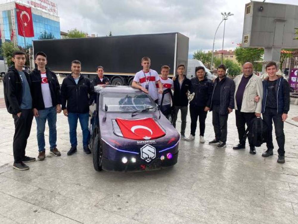 Liselilerin ürettiği Türkiye ikincisi araç, 19 Mayıs’ta meydanda sergilendi