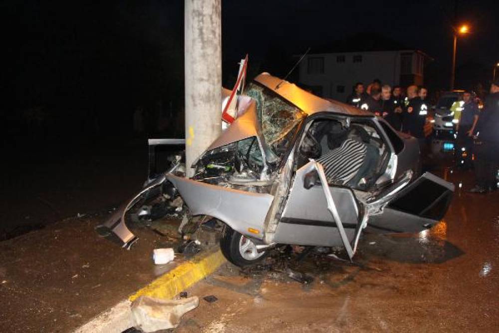 Otomobil, aydınlatma direğine çarptı: 2 yaralı